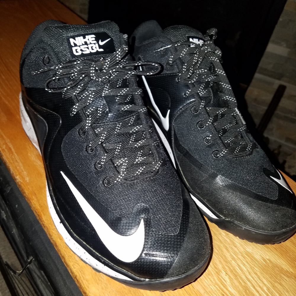 Nike mvp baseball sneakers